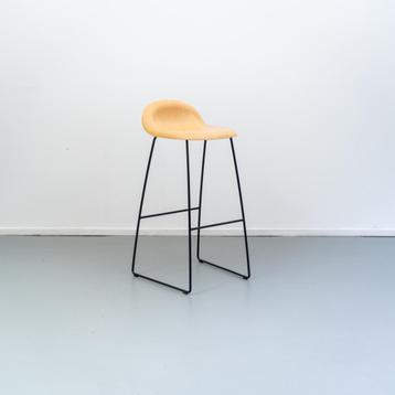 1x Gubi 3D Barkruk Licht Eikenhout - Zwart beschikbaar voor biedingen