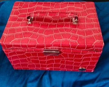 Mooie beautycase om je sieraden en make up in op te bergen beschikbaar voor biedingen
