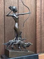 bronzen godin diana met jachthonden  hond, Ophalen of Verzenden