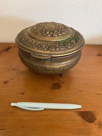 Oud messing juwelen opbergdoosje beschikbaar voor biedingen