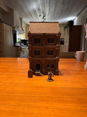 Middeleeuws stadshuis – D&D / Warhammer – 28mm schaal beschikbaar voor biedingen