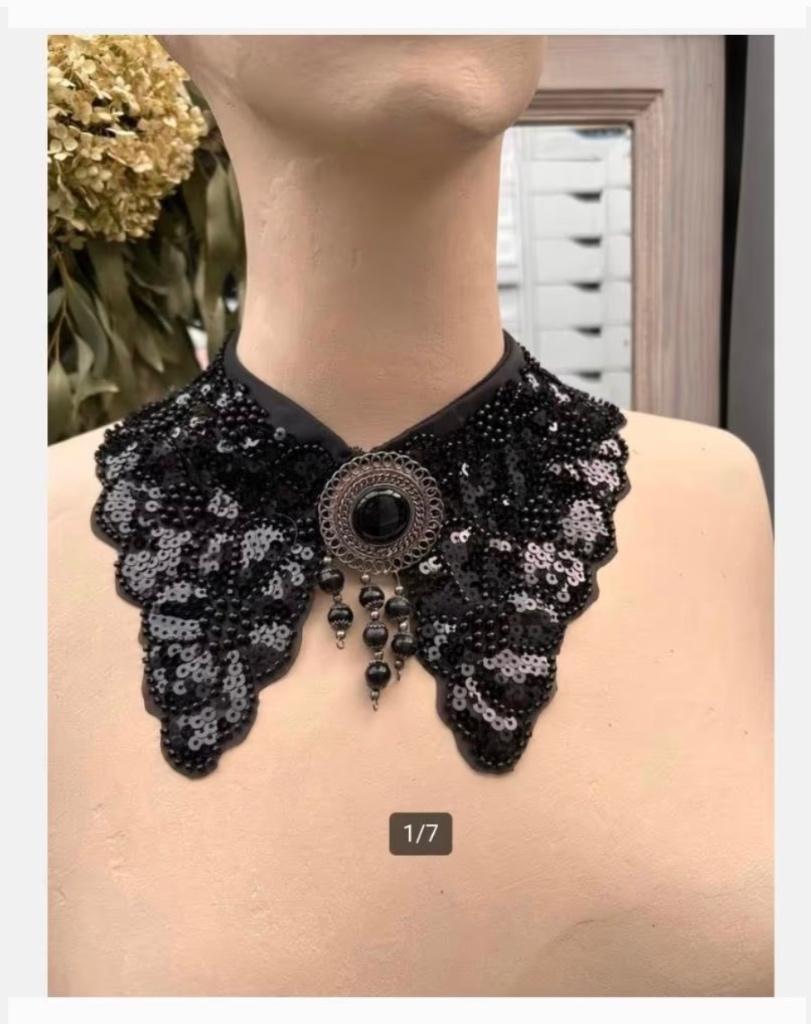 Zwarte kraag glinsterend met gratis antieke broche, Ophalen of Verzenden