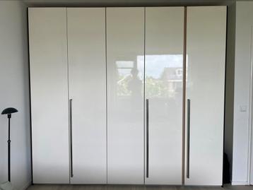 Kledinkast van het designmerk Poliform beschikbaar voor biedingen