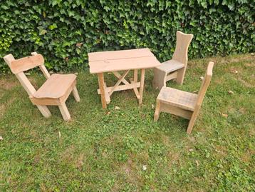 Kinder kamer tafel en stoeltjes beschikbaar voor biedingen