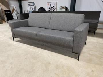 SALE: Nieuwe 3-zitsbank Daisy Grey 210x90 cm beschikbaar voor biedingen