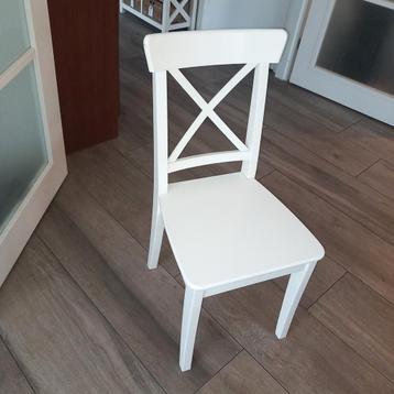 Witte Houten Stoel 2 stuks beschikbaar voor biedingen