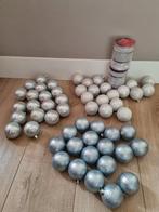 54x onbreekbare kerstballen ijsblauw en wit, Ophalen of Verzenden, Zo goed als nieuw