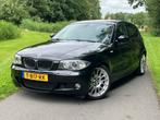 BMW 130i, M pakket, handbak, 265 PK, 1-Serie, 65 €/maand, Achterwielaandrijving, Zwart