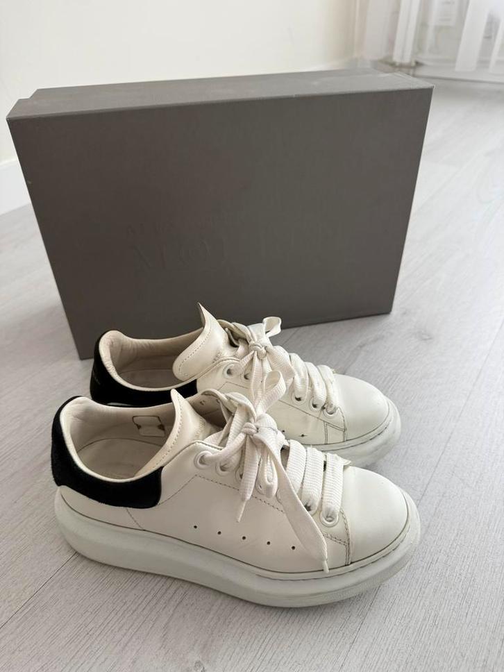 Alexander McQueen Sneakers – wit/zwart – met doos + bon, Kleding | Dames, Schoenen, Zo goed als nieuw, Sneakers of Gympen, Wit