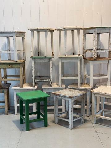 Vintage houten krukjes, oude krukjes bijzettafeltje hockers beschikbaar voor biedingen