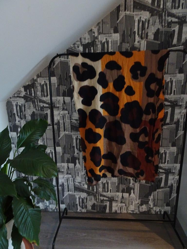 Sjaal met tijgerprint panterprint – zo goed als nieuw, Maat 46/48 (XL) of groter, Ophalen of Verzenden, Sjaal, Merkloos