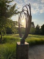 IJzeren tuinbeelden op hardhouten sokkel, Ophalen of Verzenden, Nieuw, Metaal, Abstract beeld