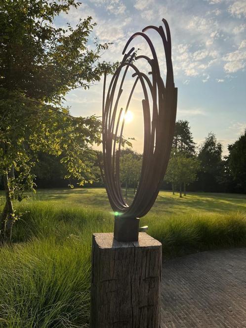IJzeren tuinbeelden op hardhouten sokkel, Tuin en Terras, Tuinbeelden, Nieuw, Abstract beeld, Metaal, Ophalen of Verzenden