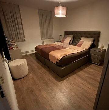 Compleet 2-persoonsbed + nachtkastjes (Zo goed als nieuw) beschikbaar voor biedingen