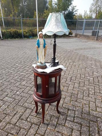Thee tafel kastje beschikbaar voor biedingen