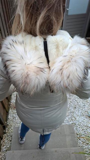 Winterparka met bontkraag beschikbaar voor biedingen
