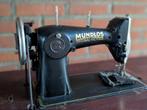 Antieke werkende trap naaimachine op tafel van Mundlos, Ophalen