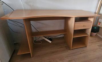 Bureau met opbergruimte en booguitsparing beschikbaar voor biedingen