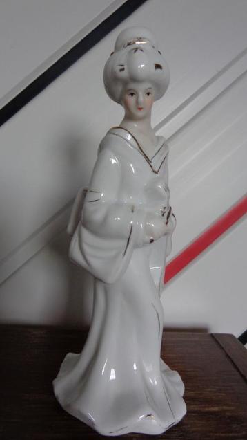 Beeldje Geisha gemerkt beschikbaar voor biedingen