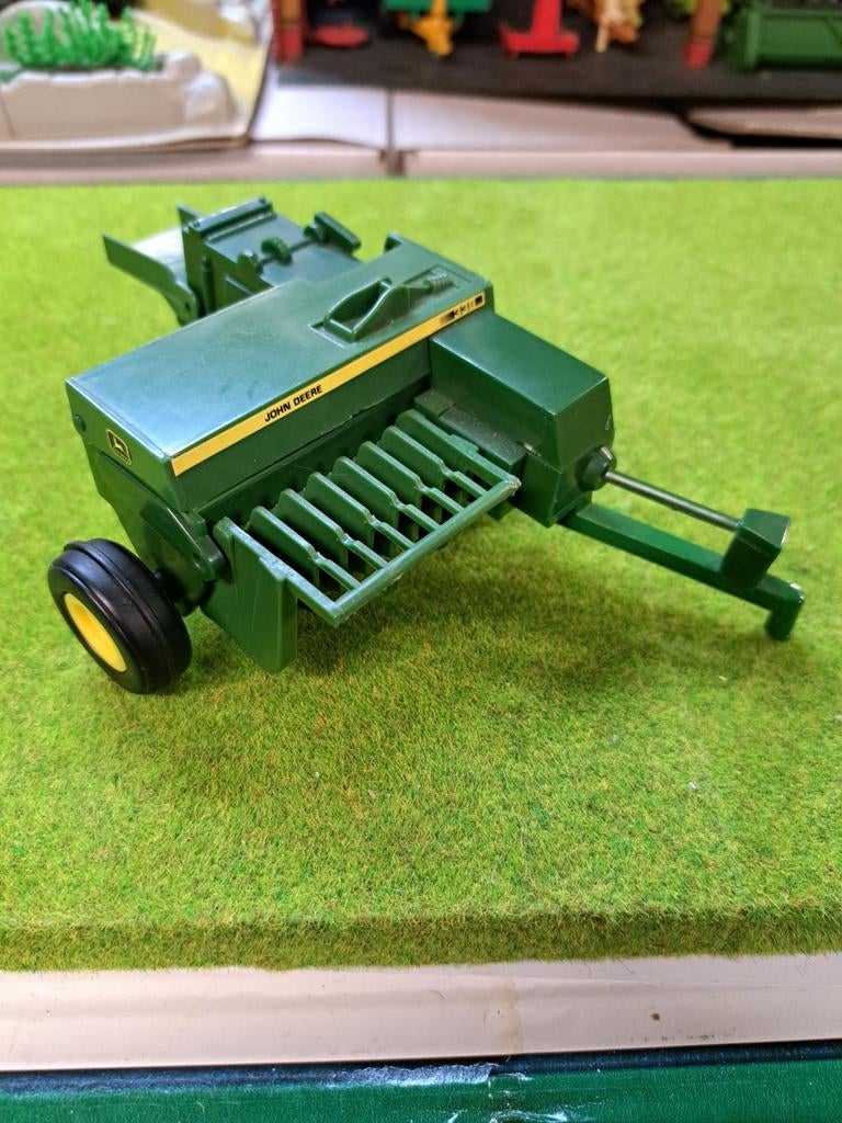 John Deere 338 pakjes pers van Ertl met stocknummer 5639a., Hobby en Vrije tijd, Modelauto's | 1:32, Zo goed als nieuw, Tractor of Landbouw