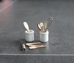 Potje met houten spatels en garde in miniatuur nieuw 1:12, Ophalen of Verzenden, Nieuw, Decoratie