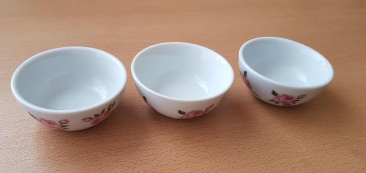 3 kleine kommetjes met rozen erop, Huis en Inrichting, Keuken | Servies, Gebruikt, Kom(men), Overige stijlen, Aardewerk, Ophalen