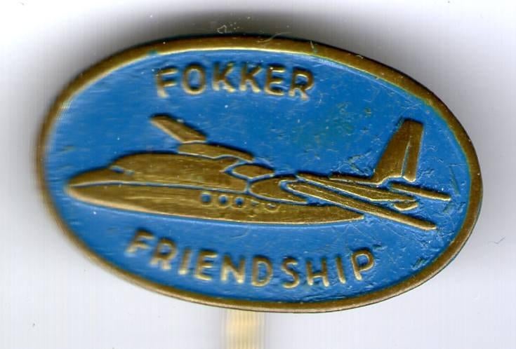Fokker Friendship blauw op koper vliegtuig speldje ( J_103 ), Verzenden, Zo goed als nieuw, Transport, Speldje of Pin