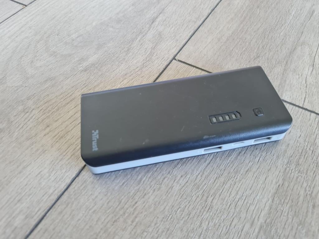 Trust powerbank – 2x USB – ideaal voor onderweg, Ophalen of Verzenden, Zo goed als nieuw, Trust
