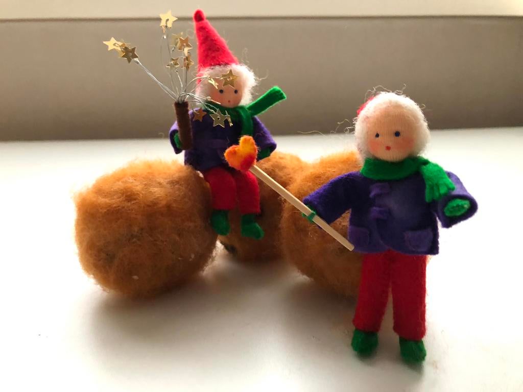 Oliebollen met 2 kabouters wolvilt seizoentafel, Hobby en Vrije tijd, Vilt, Ophalen of Verzenden, Nieuw, Figuurtje(s), Wolvilt