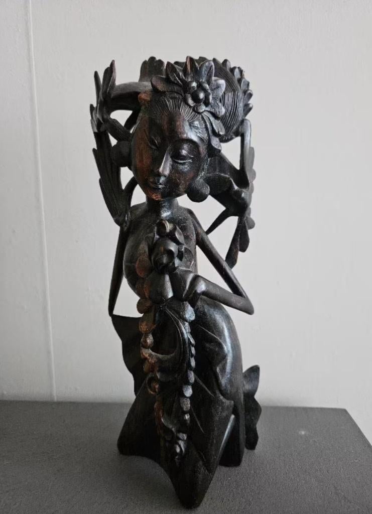 Indonesisch houtsnijwerk - Beeld van Godin met lotusbloem, Antiek en Kunst, Ophalen of Verzenden