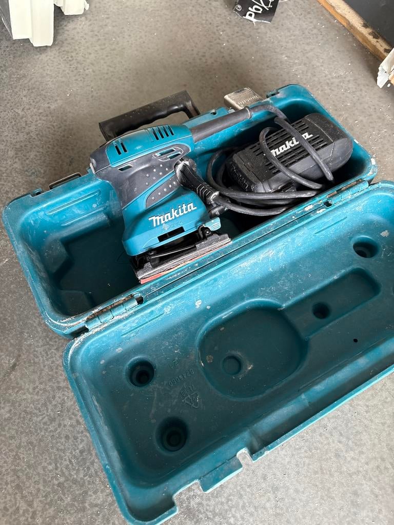 Makita Vlakschuurmachine met Opbergkoffer, Doe-het-zelf en Verbouw, Ophalen, Gebruikt, Minder dan 600 watt, Vlakschuurmachine