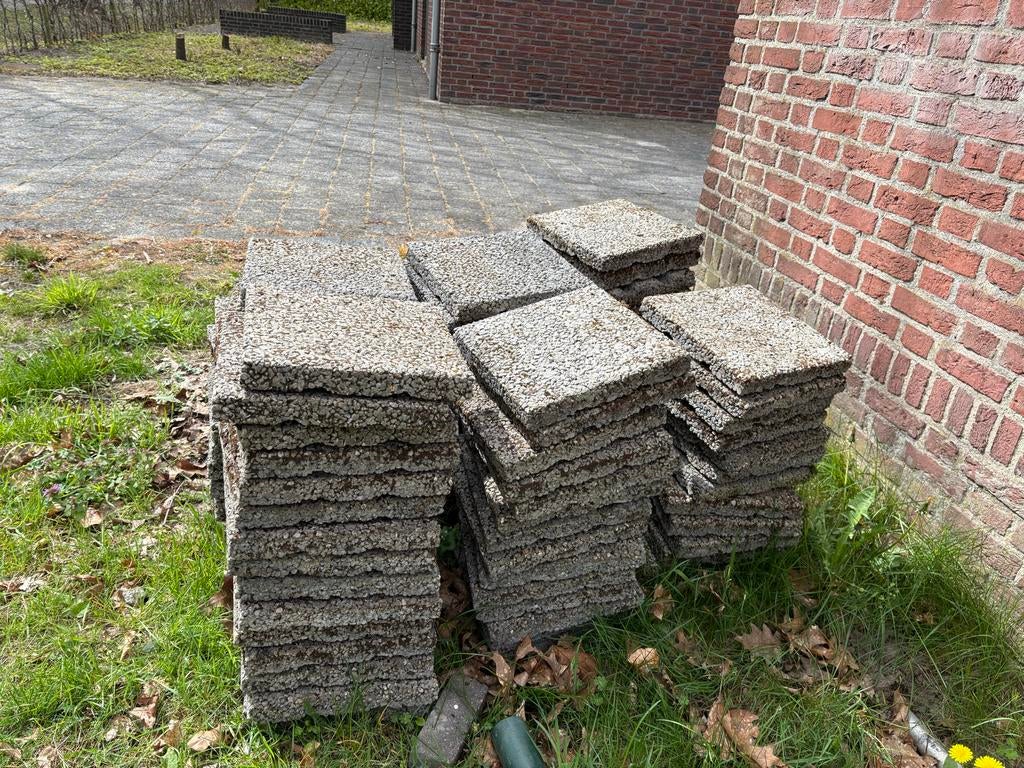 Gratis af te halen: 84 grindtegels 30x30x4 cm, Tuin en Terras, Tegels en Klinkers, Ophalen, Gebruikt, 5 tot 10 m², Grind