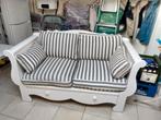 Witte tweepersoonsbank met gestreepte kussens, Huis en Inrichting, Banken | Bankstellen, Ophalen, Gebruikt, 150 tot 200 cm, Tweepersoons