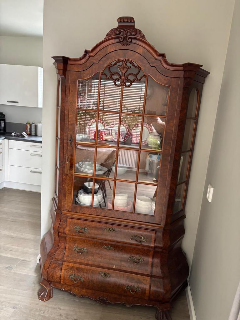 Antieke Notenhouten vitrinekast, Ophalen