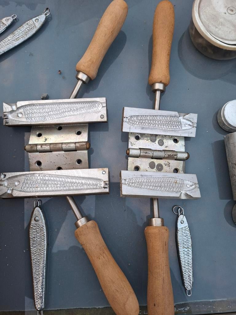 Mallen voor pilkers/lood gieten incl. draad voor oogjes, Ophalen, Gebruikt, Dobber of Lood