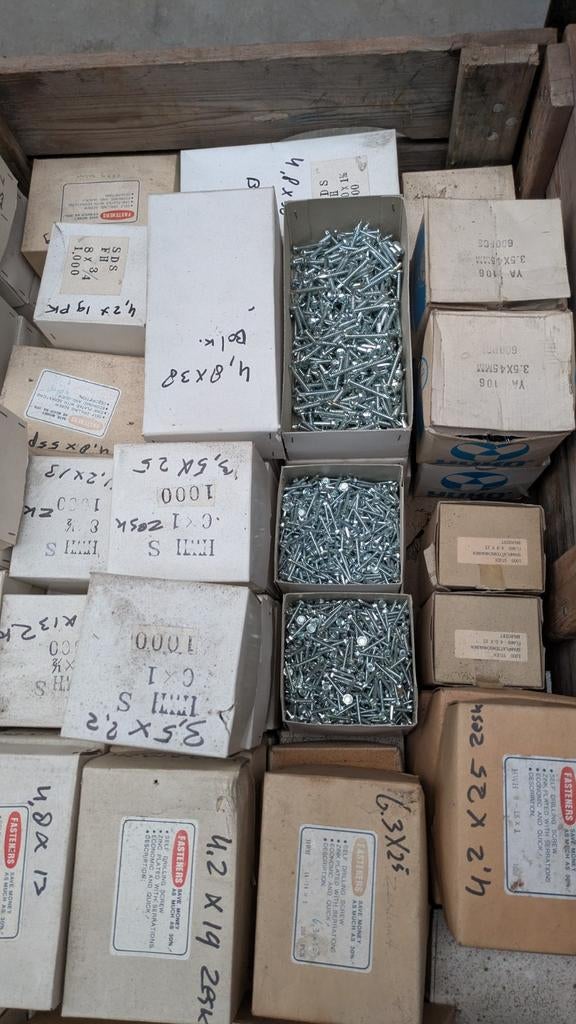 Partij van ongeveer 100 doosjes nieuwe staalplaat schroeven, Ophalen, Nieuw, Schroeven