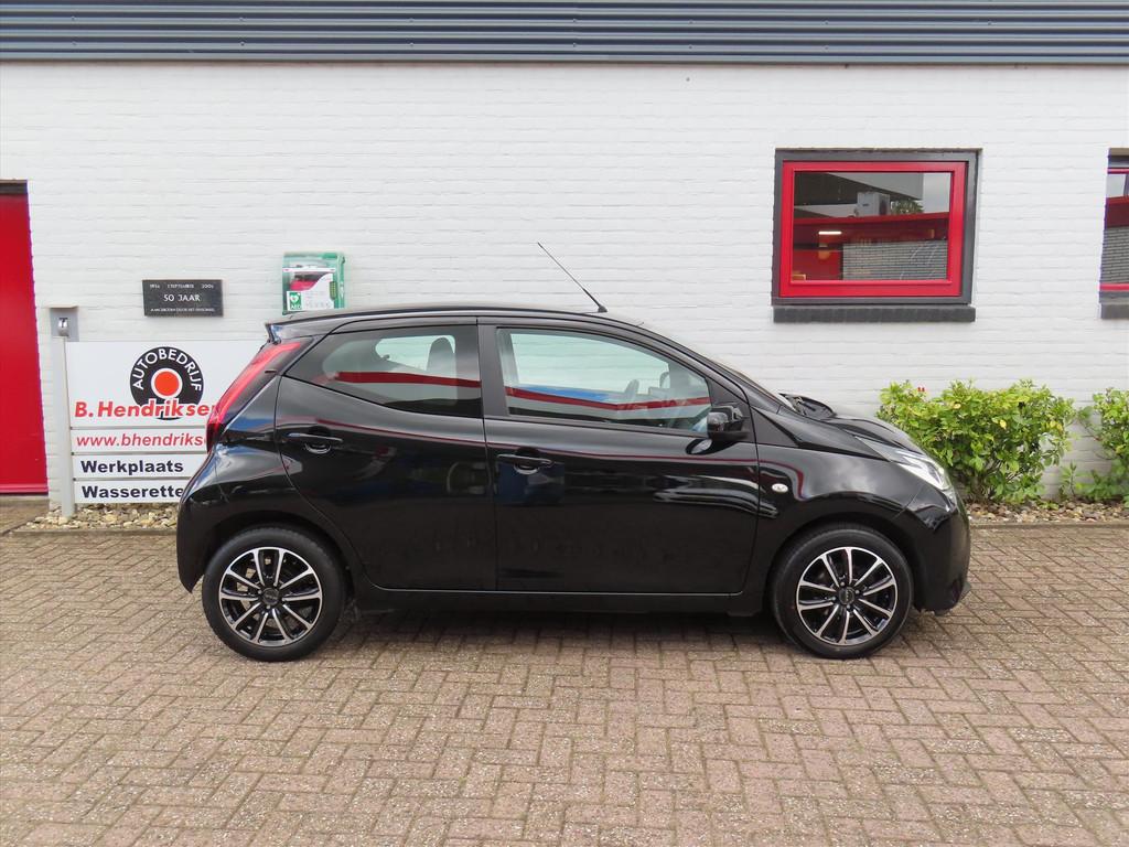Toyota Aygo 1.0 VVT-i 72pk 5D x-play/ Groot media scherm/ Ap, Stof, Gebruikt, 4 stoelen, Zwart