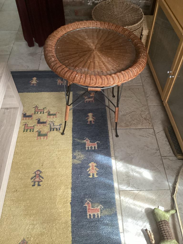 Rotan bijzettafel met glazen blad, Huis en Inrichting, Tafels | Bijzettafels, 45 tot 60 cm, Overige materialen, Gebruikt, Verzenden