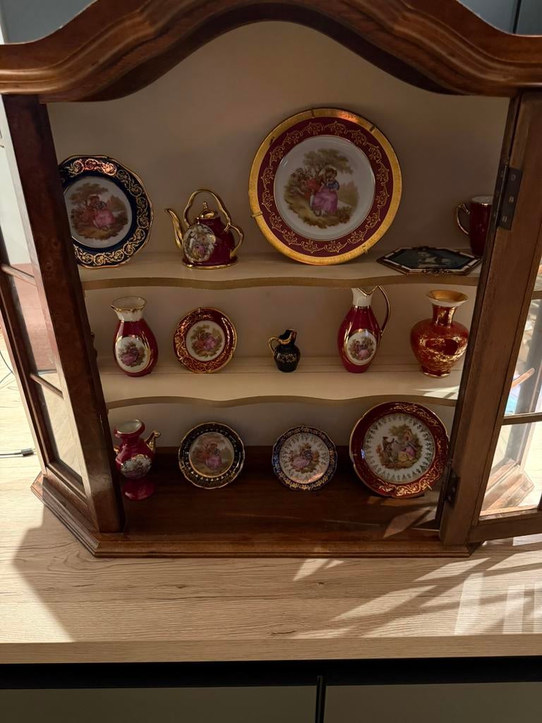 Antiek vitrine kastje met limoges servies, Ophalen, 50 tot 100 cm, Zo goed als nieuw, Minder dan 100 cm