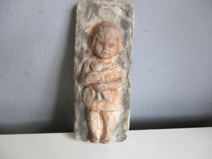 Hanna Mobach Utrecht tegel  kind met pop, Antiek en Kunst, Antiek | Keramiek en Aardewerk, Ophalen of Verzenden