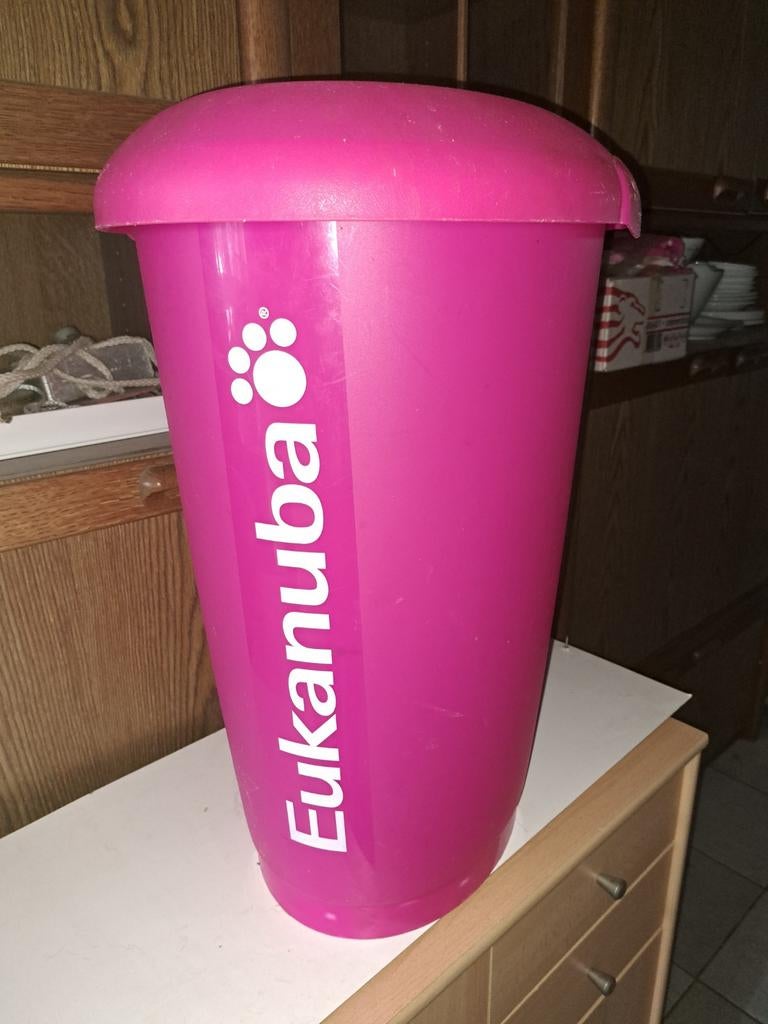 Eukanuba voerton, Ophalen, Hond