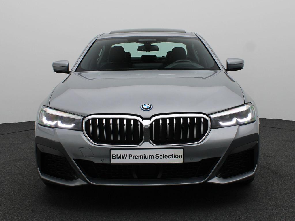 BMW 5 Serie Sedan 545e xDrive M Sportpakket | Trekhaak | Sch, Auto's, BMW, Stof, Gebruikt, 394 pk, Bedrijf