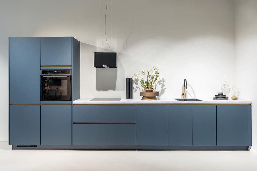 Design showroom keuken in blauw met luxe accenten, Ophalen, Blauw, Nieuw, Enkelwandige keuken