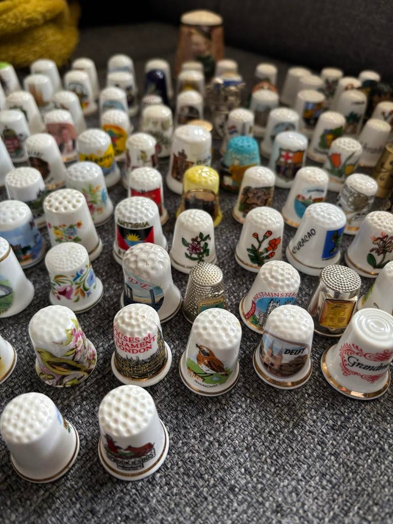 Grote verzameling van 120 vingerhoedjes uit diverse landen, Verzamelen, Vingerhoedjes, Ophalen of Verzenden, Gebruikt, Overige materialen