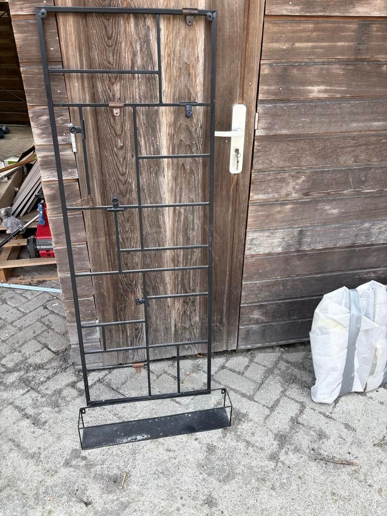 Zwart metalen rek voor planten of decoratie, Ophalen, Gebruikt