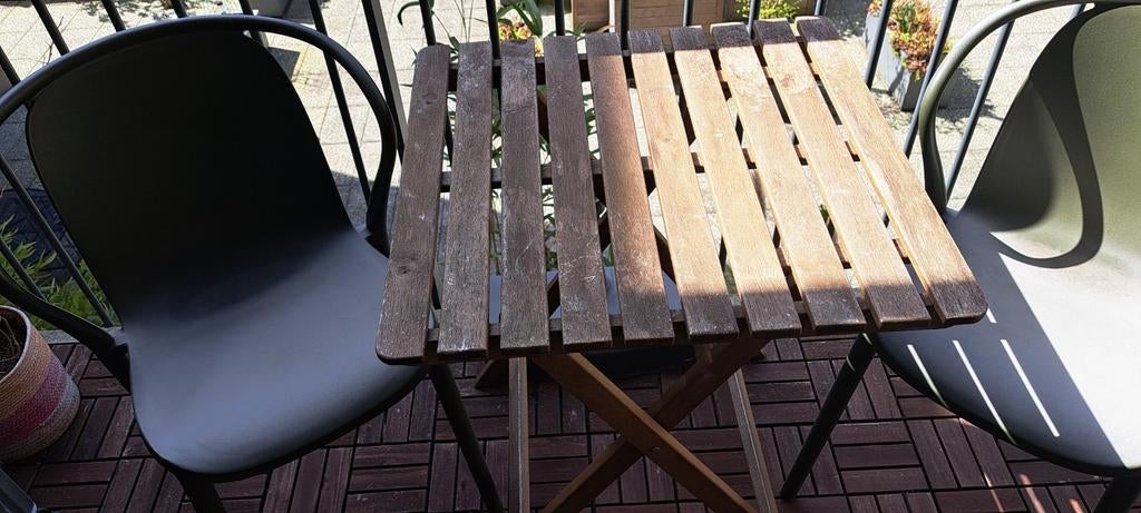 Hoog houten tafeltje & 2 groene plastic stoelen, Tuin en Terras, Tuinsets en Loungesets, Ophalen, 2 zitplaatsen