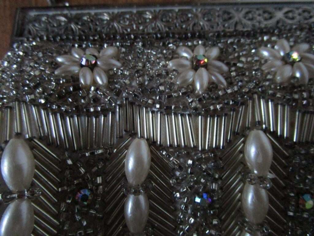 Nr.212: Vintage tas met geborduurde kraaltjes pareltjes en, Ophalen of Verzenden, Zo goed als nieuw, Overige kleuren, Handtas