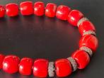 Prachtige ketting met rood koraal en zilveren schakels., Ophalen of Verzenden, Rood, Zilver