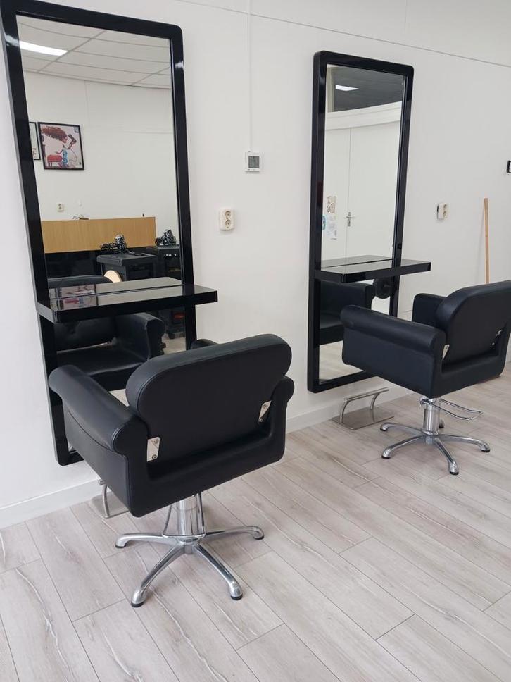 2 nette kapper stoelen met bijbehorende spiegels aangeboden., Huis en Inrichting, Stoelen, Zo goed als nieuw, Ophalen of Verzenden