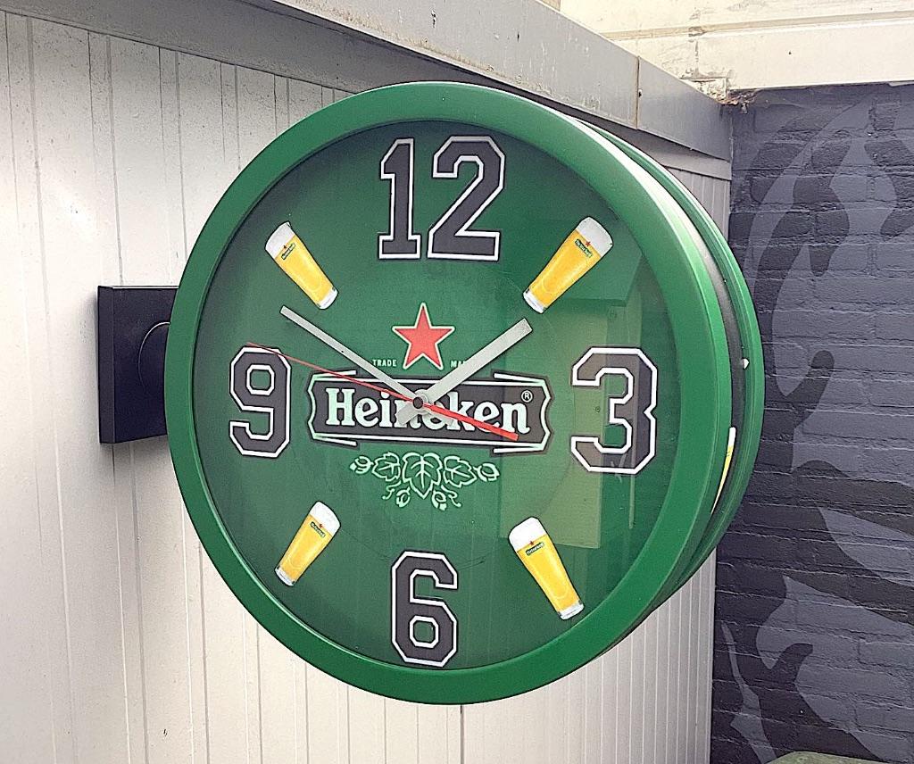 mancave cafe grote Heineken klok. Beide kanten uurwerk, Ophalen of Verzenden, Zo goed als nieuw, Analoog, Wandklok